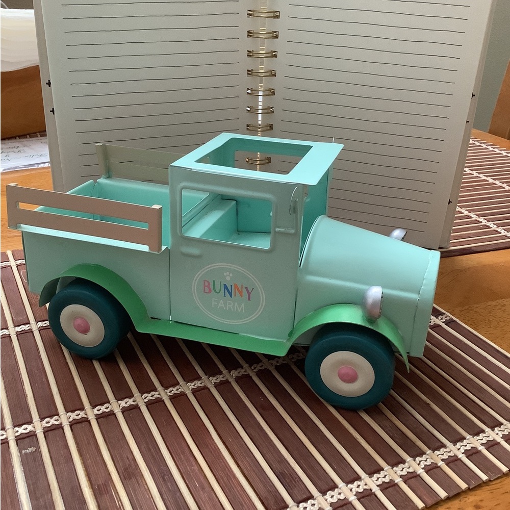 SPRITZ Figural Metal Truck Decor